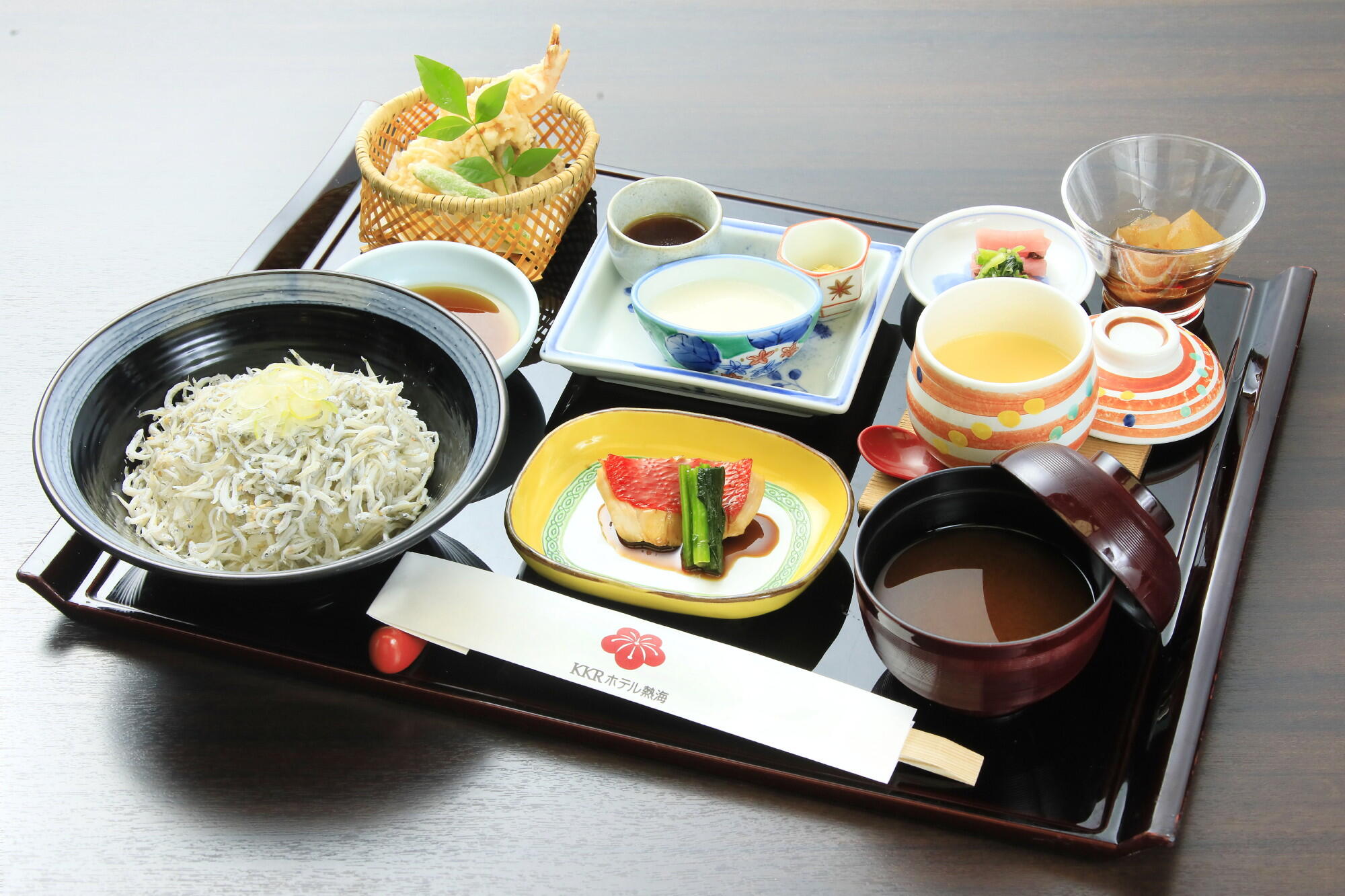 写真：ランチメニュー　しらす丼御膳